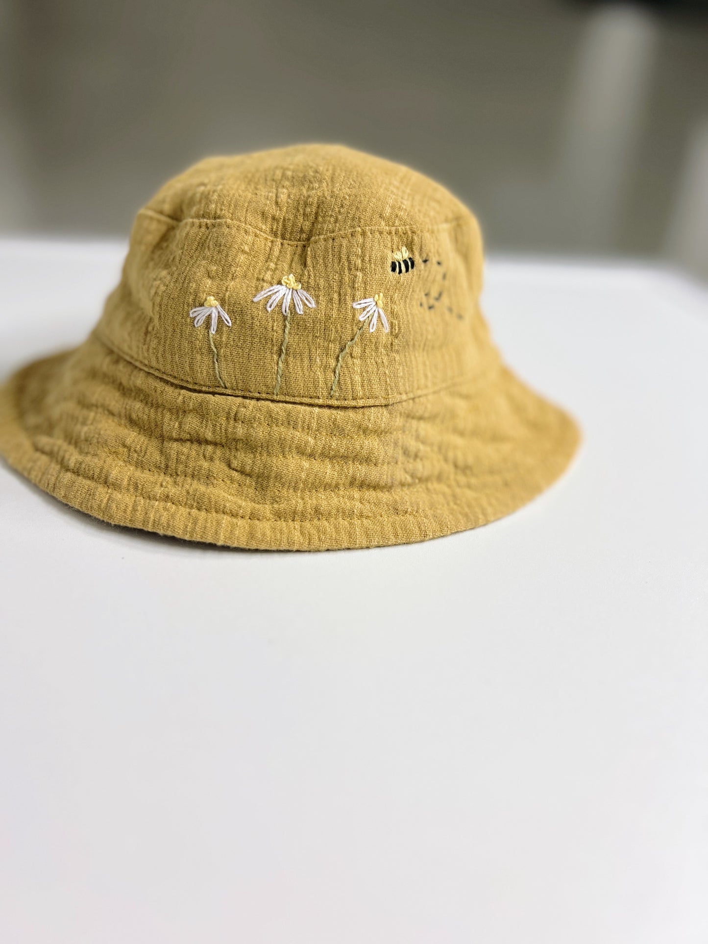 Daisy Buzz | hand-embroidered baby sun hat | size 42 cm (3–6 months)