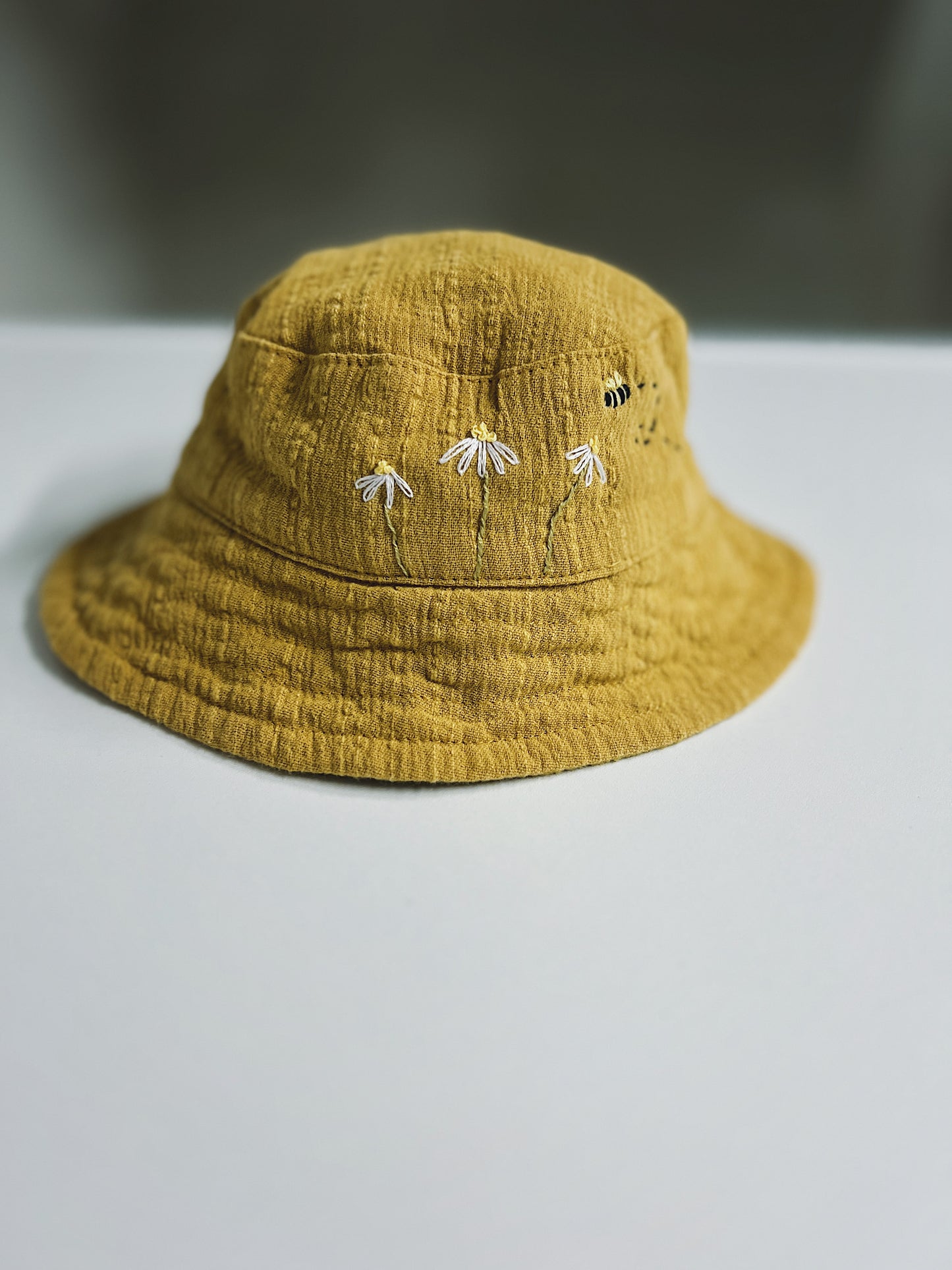 Daisy Buzz | hand-embroidered baby sun hat | size 42 cm (3–6 months)