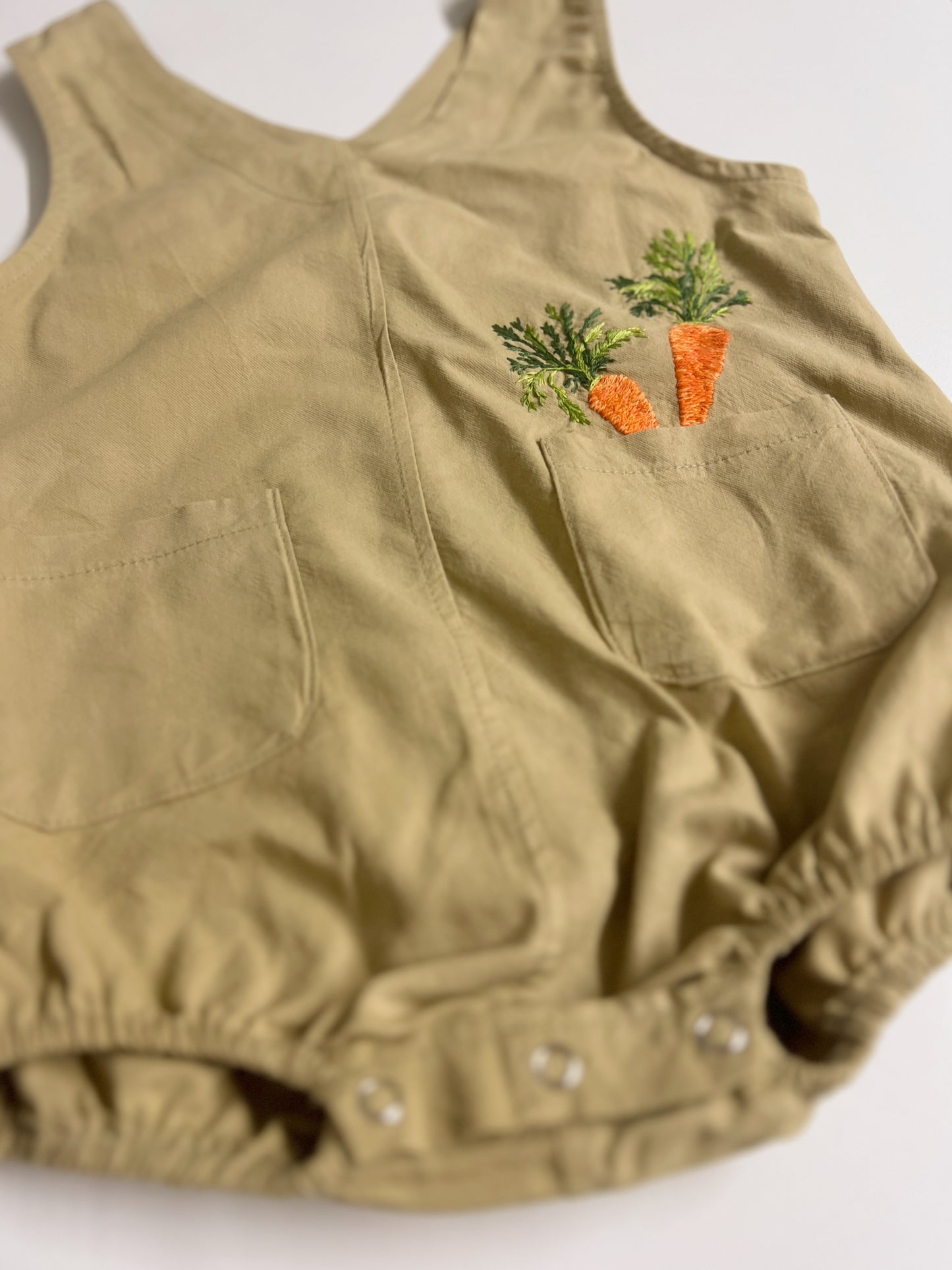 Pocket Carrots | hand-embroidered khaki romper | size 74 (6–9 months)