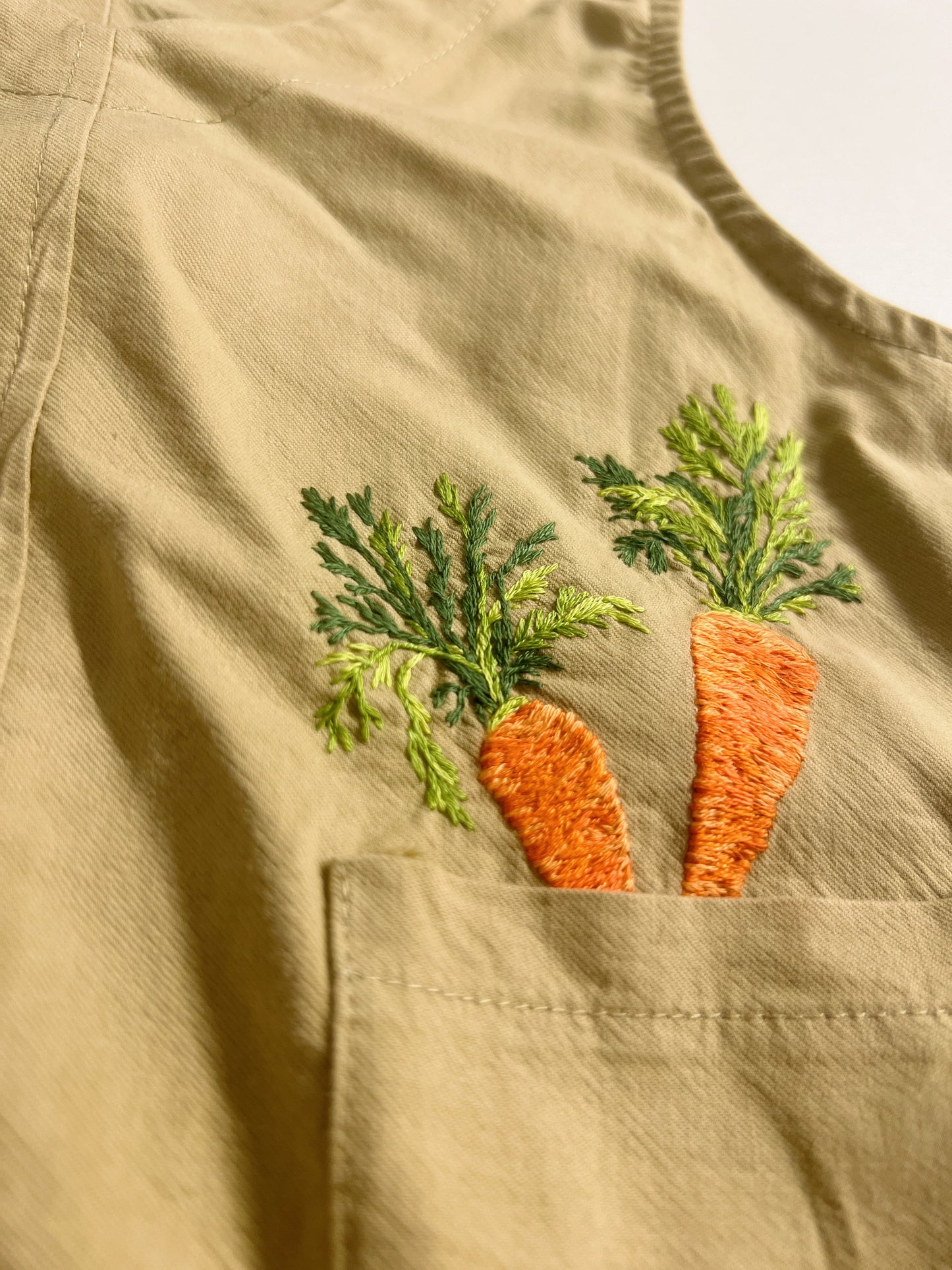 Pocket Carrots | hand-embroidered khaki romper | size 74 (6–9 months)