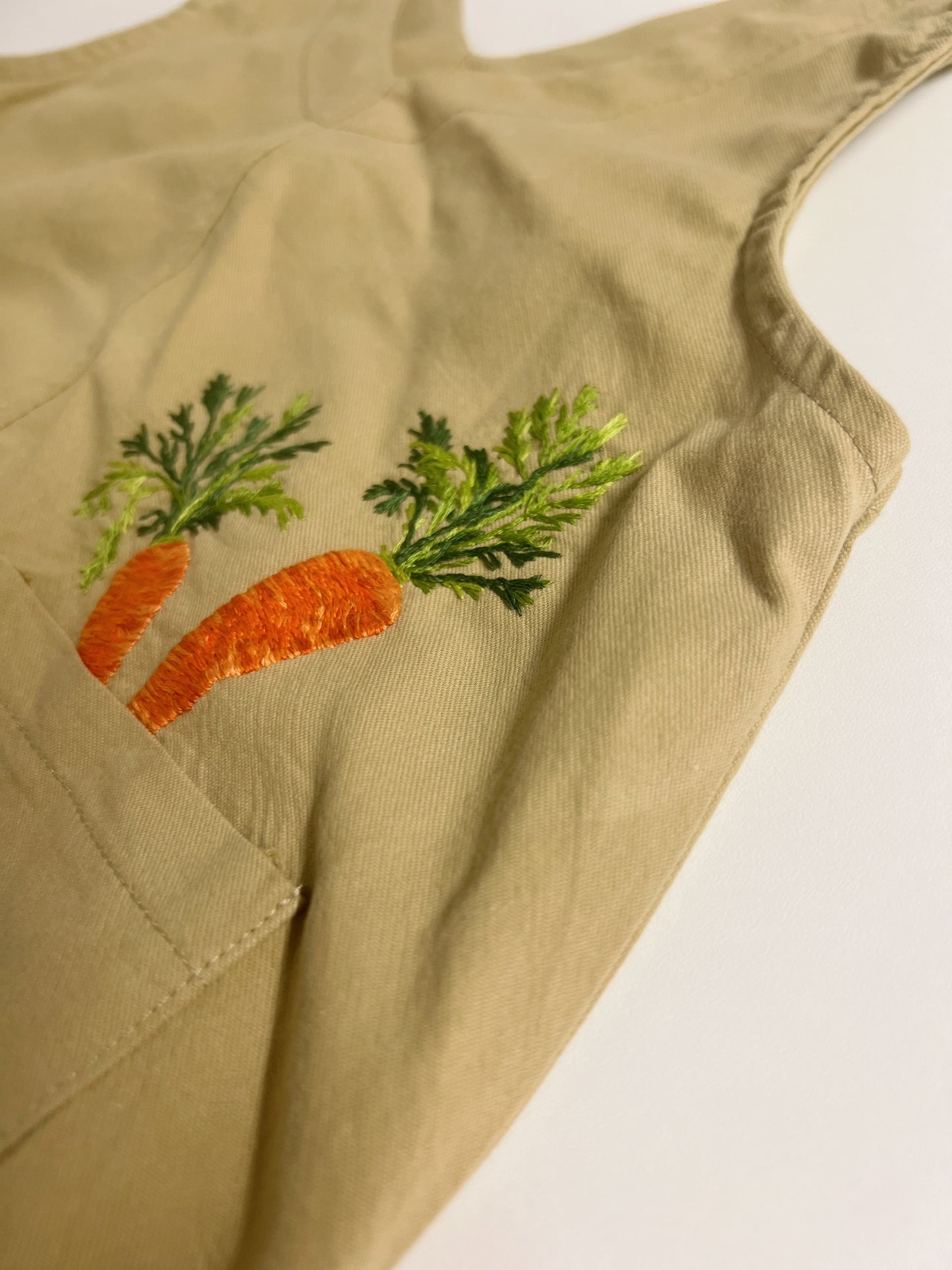 Pocket Carrots | hand-embroidered khaki romper | size 74 (6–9 months)