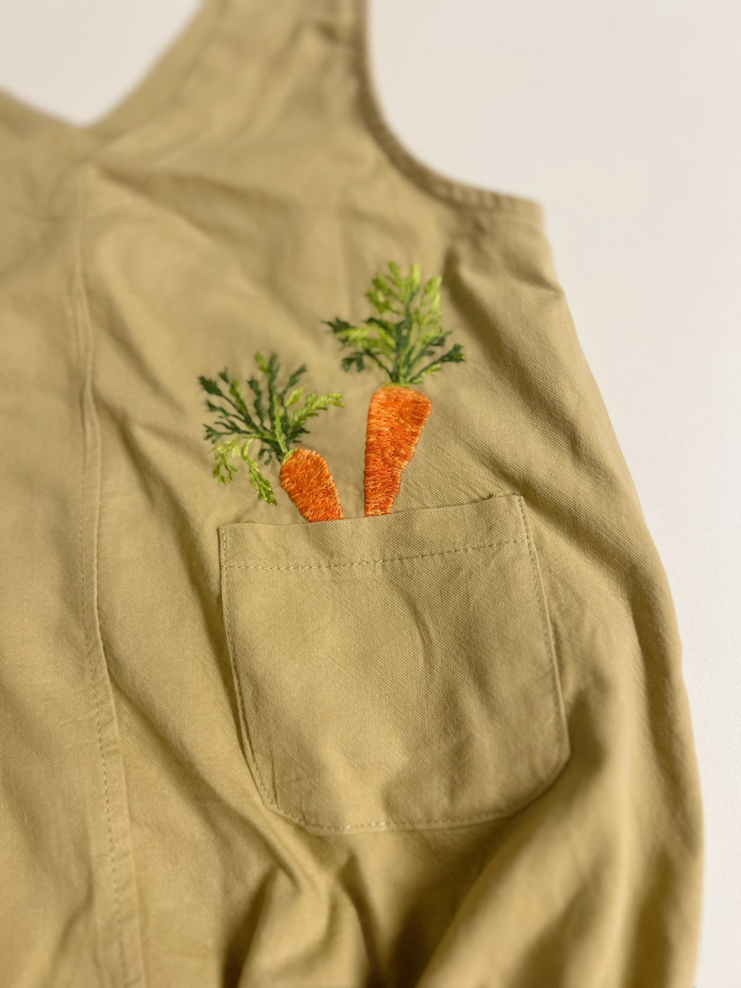 Pocket Carrots | hand-embroidered khaki romper | size 74 (6–9 months)