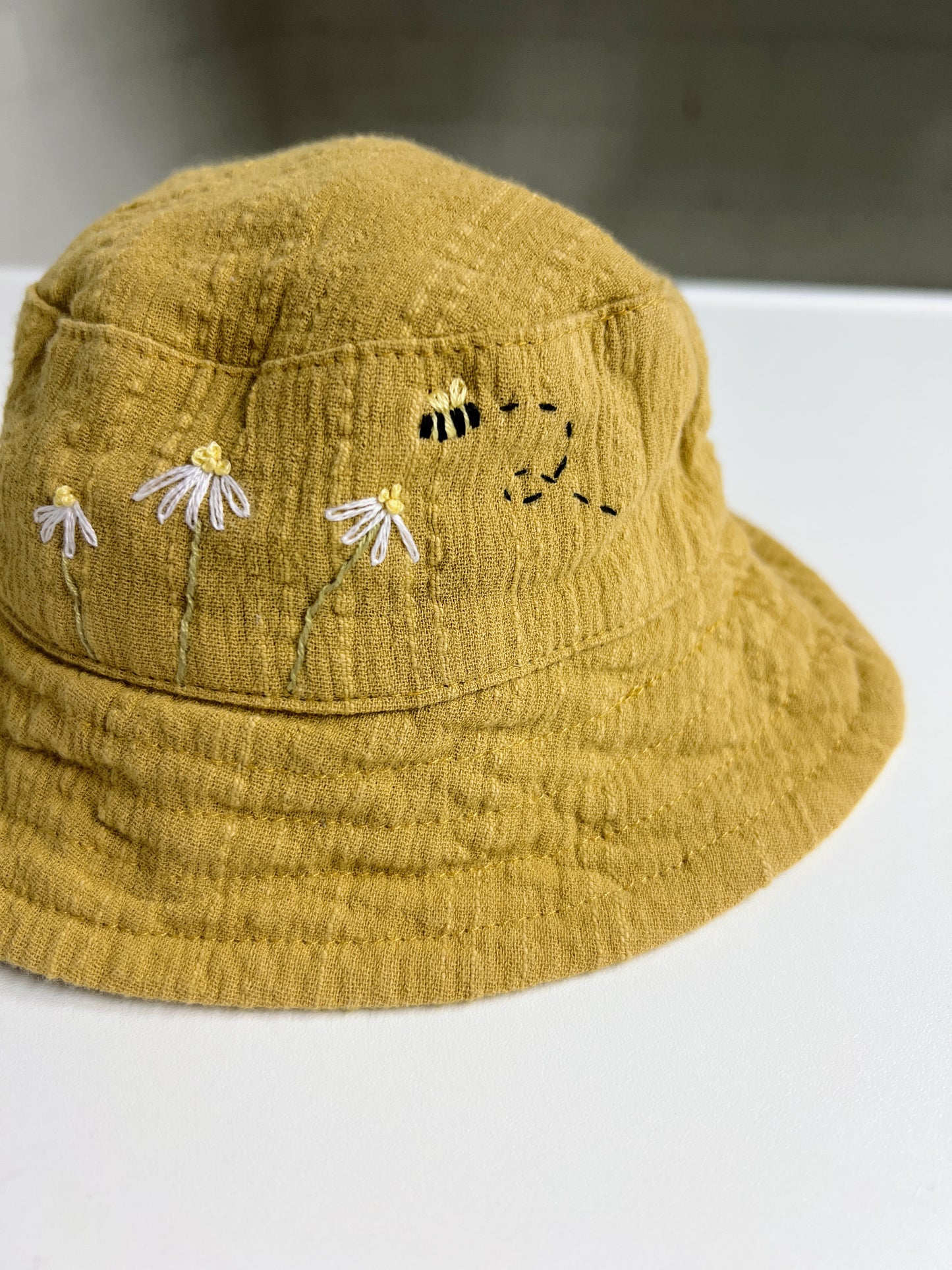 Daisy Buzz | hand-embroidered baby sun hat | size 42 cm (3–6 months)
