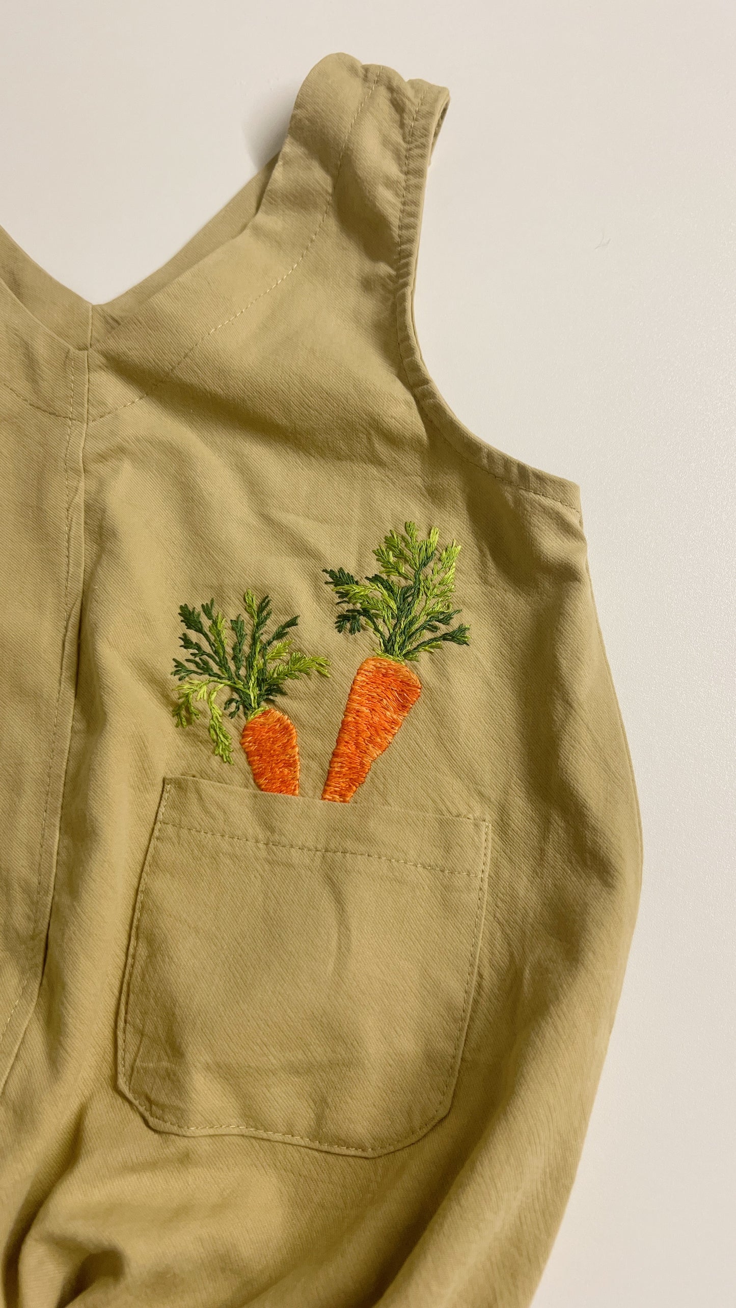 Pocket Carrots | hand-embroidered khaki romper | size 74 (6–9 months)
