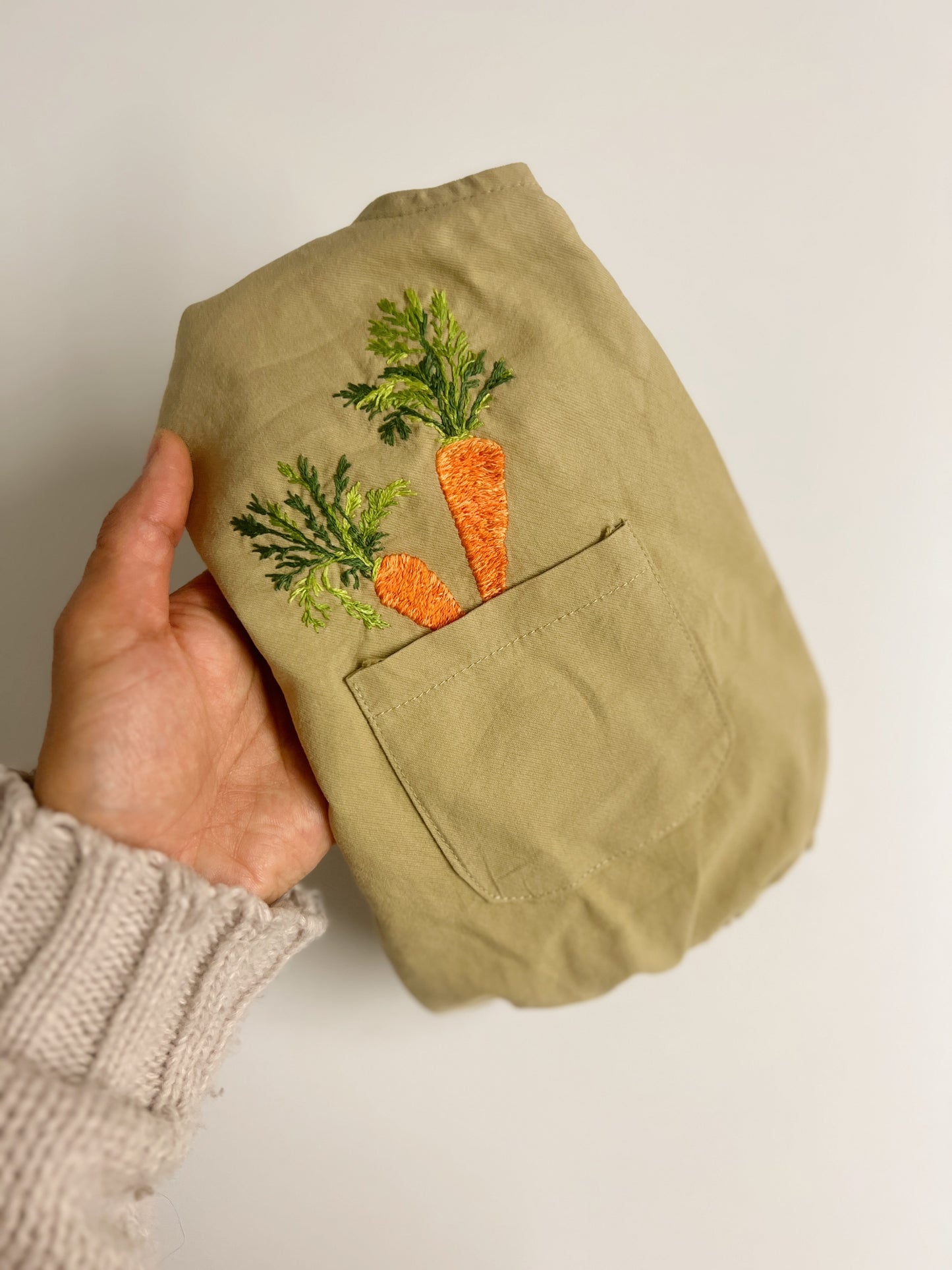 Pocket Carrots | hand-embroidered khaki romper | size 74 (6–9 months)