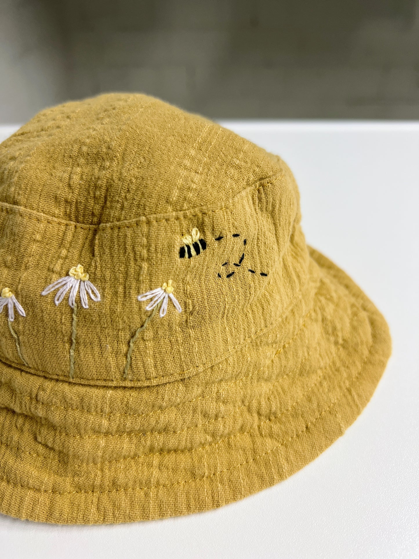 Daisy Buzz | hand-embroidered baby sun hat | size 42 cm (3–6 months)