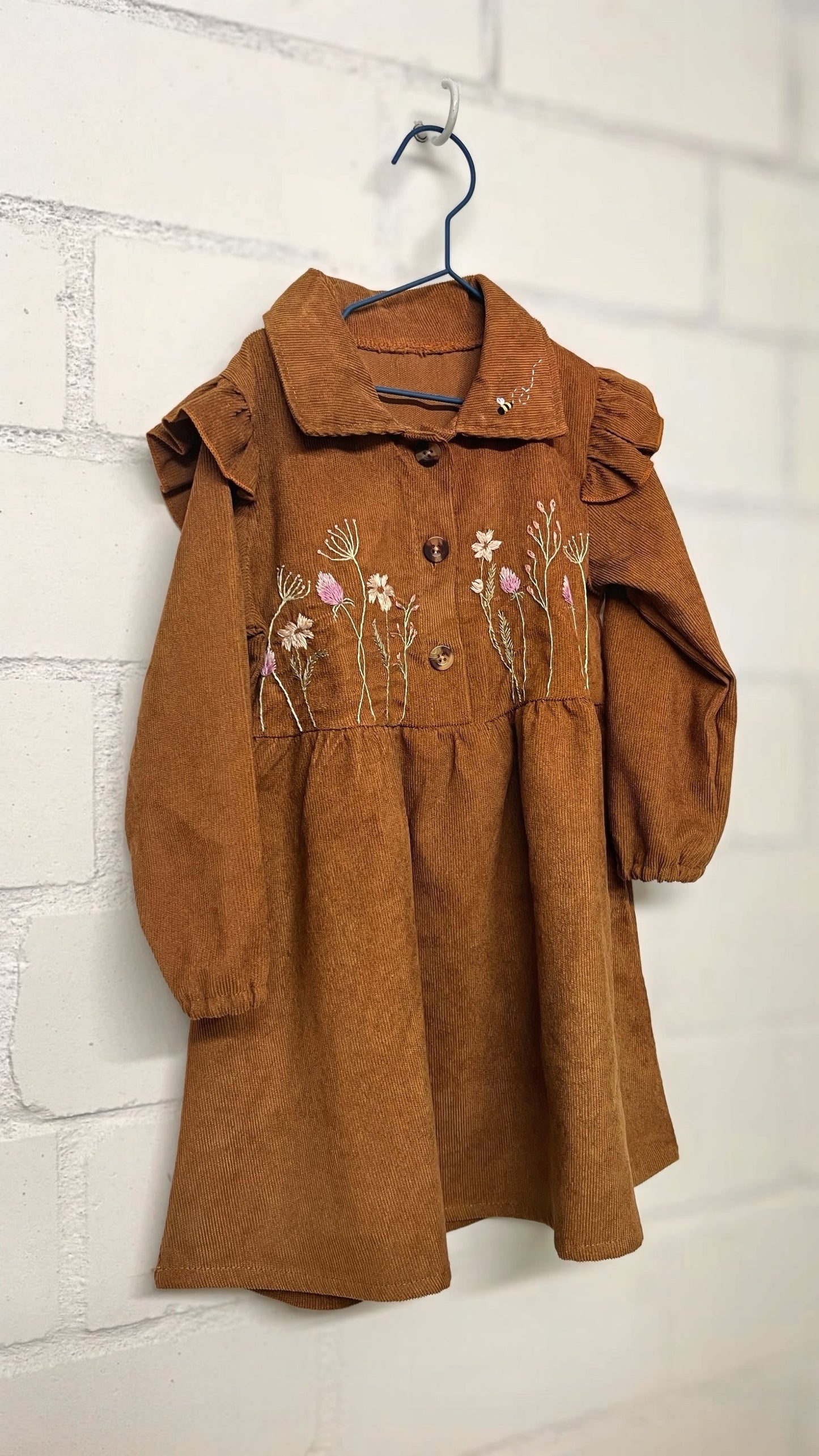 Meadow Buzz – hand-embroidered corduroy dres 4-5 years