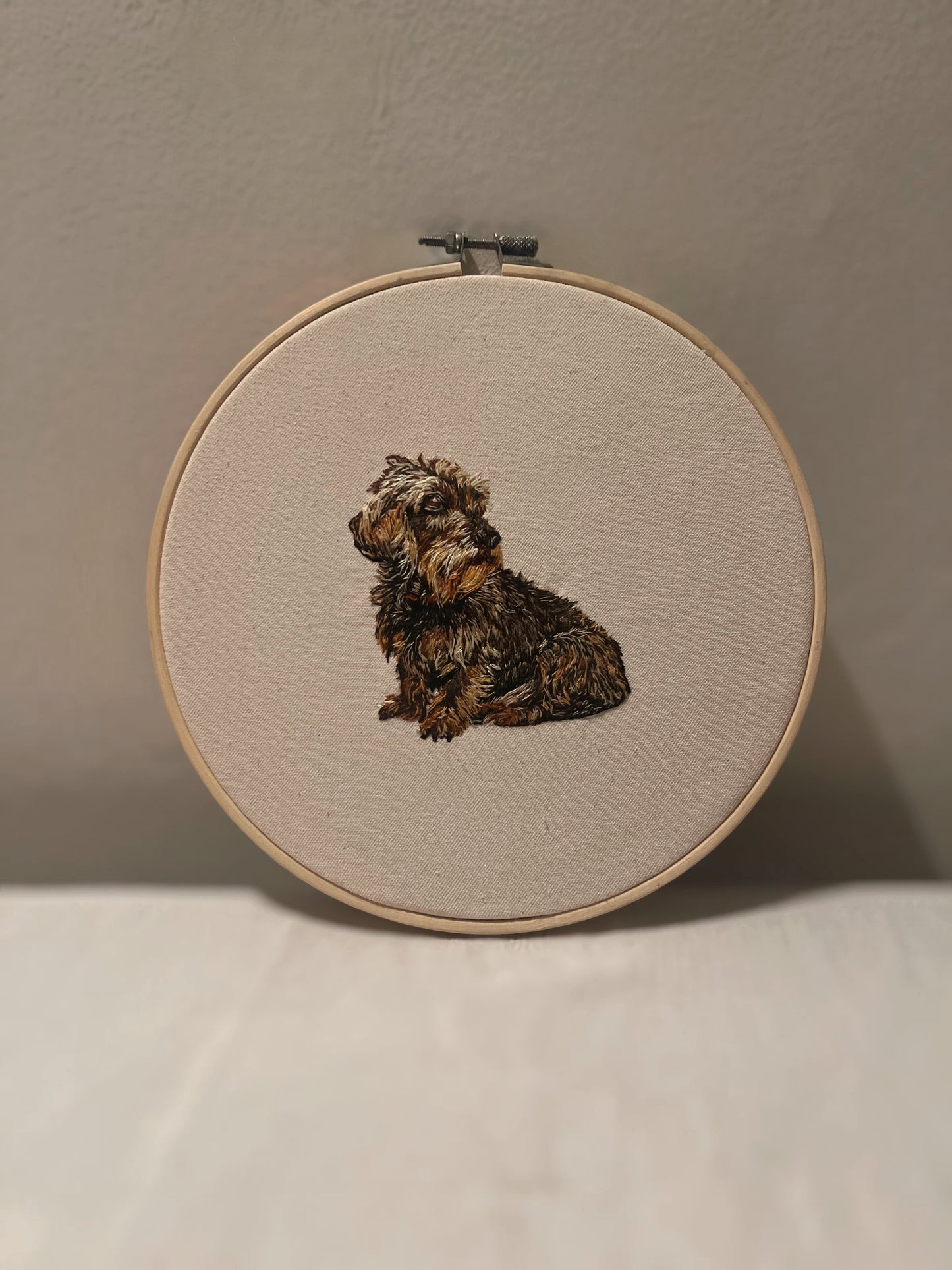 Wirehaired Dachshund Portrait | hand-embroidered linen hoop | 16 cm | custom from photo