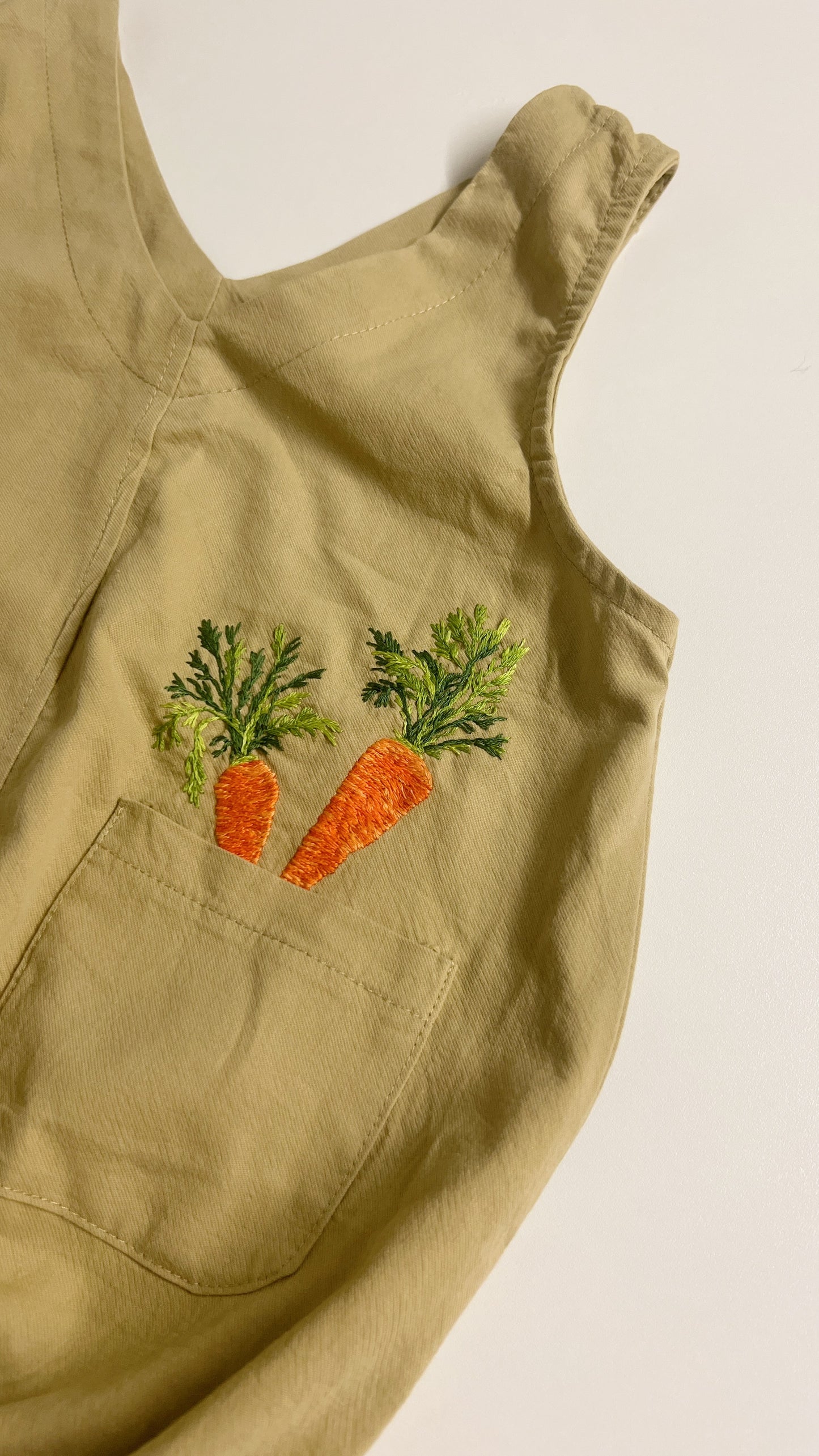 Pocket Carrots | hand-embroidered khaki romper | size 74 (6–9 months)