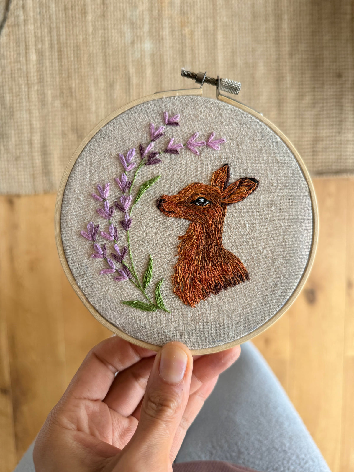 Lavendeer – Hand-Embroidered Deer Hoop Art – 18 cm