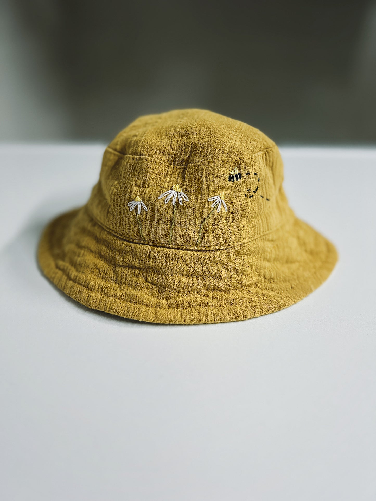 Daisy Buzz | hand-embroidered baby sun hat | size 42 cm (3–6 months)