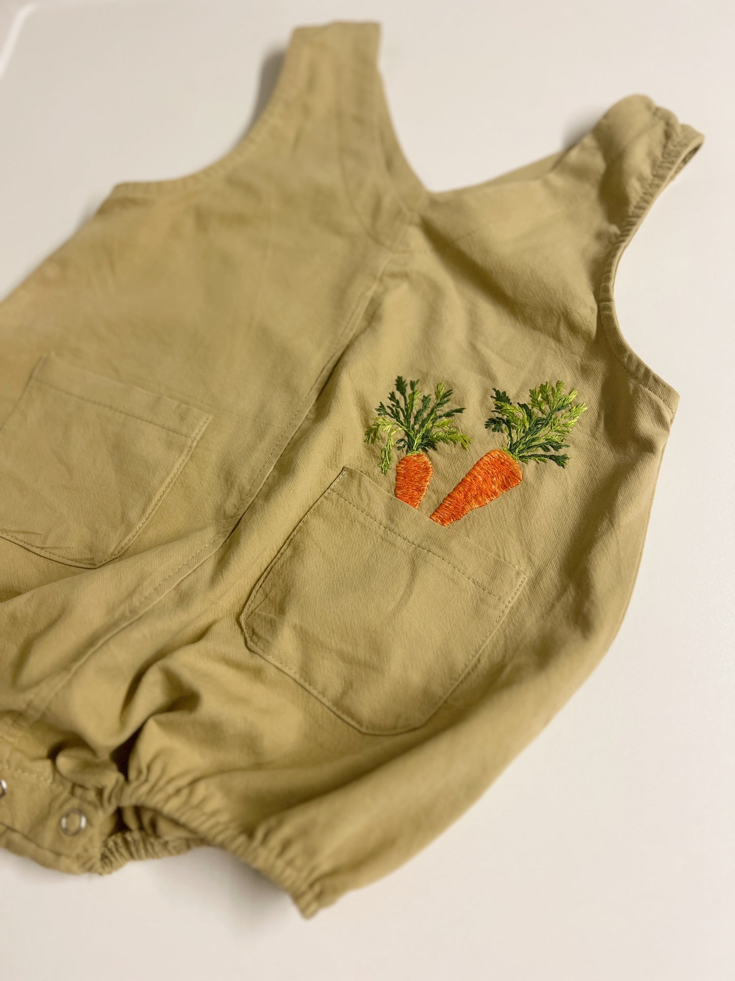 Pocket Carrots | hand-embroidered khaki romper | size 74 (6–9 months)