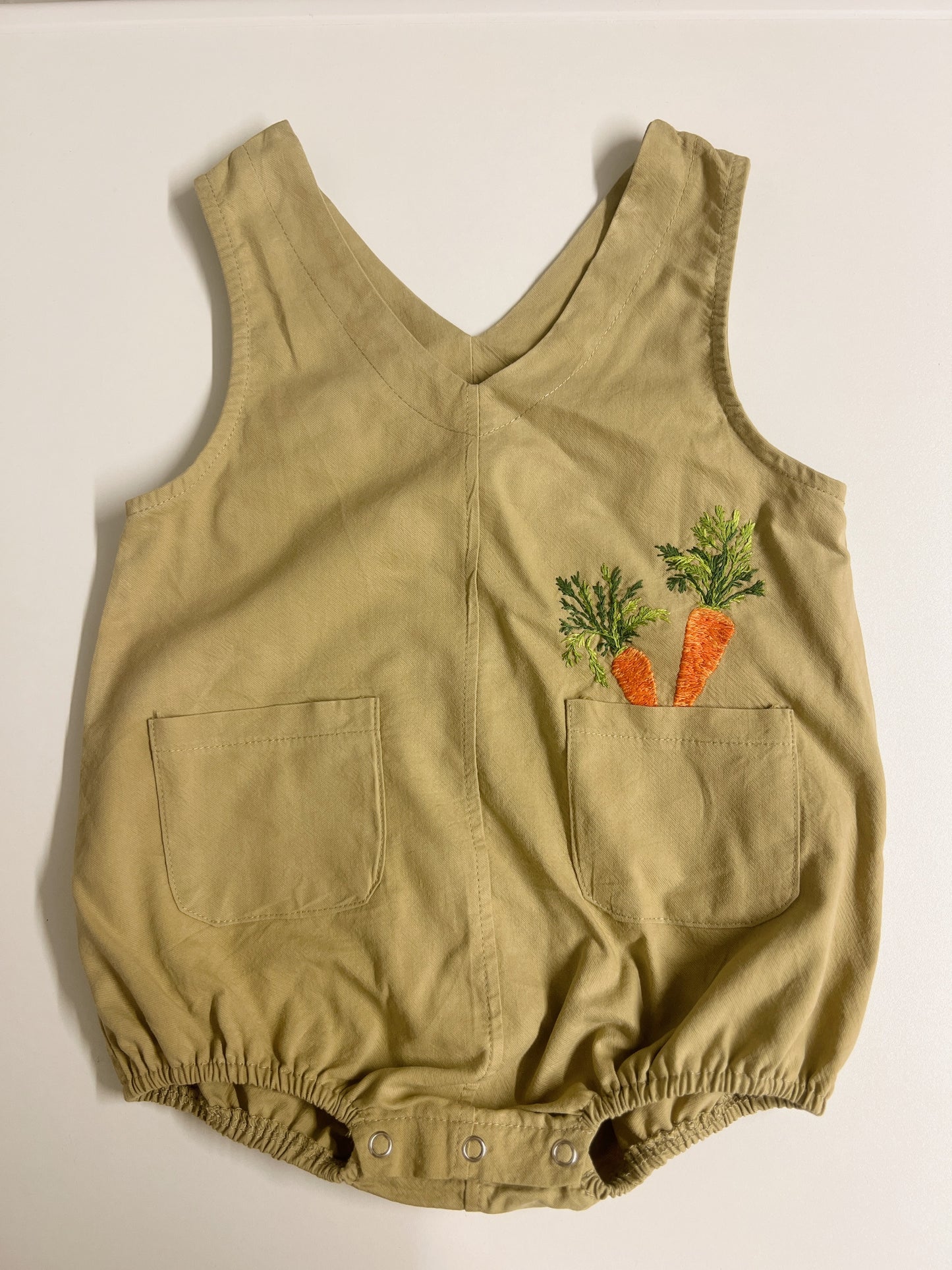 Pocket Carrots | hand-embroidered khaki romper | size 74 (6–9 months)
