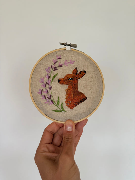 Lavendeer – Hand-Embroidered Deer Hoop Art – 18 cm