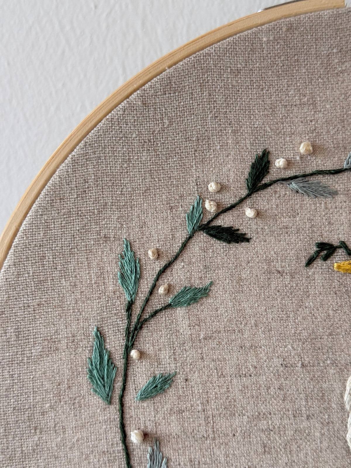Garden Goose – Hand-Embroidered Hoop Art – 23 cm