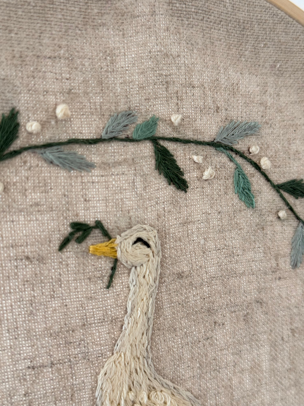 Garden Goose – Hand-Embroidered Hoop Art – 23 cm