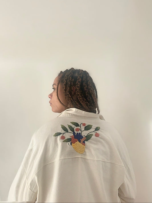 Whispering Heart – Weißes Oversize-Shirt mit handgesticktem Herz | S