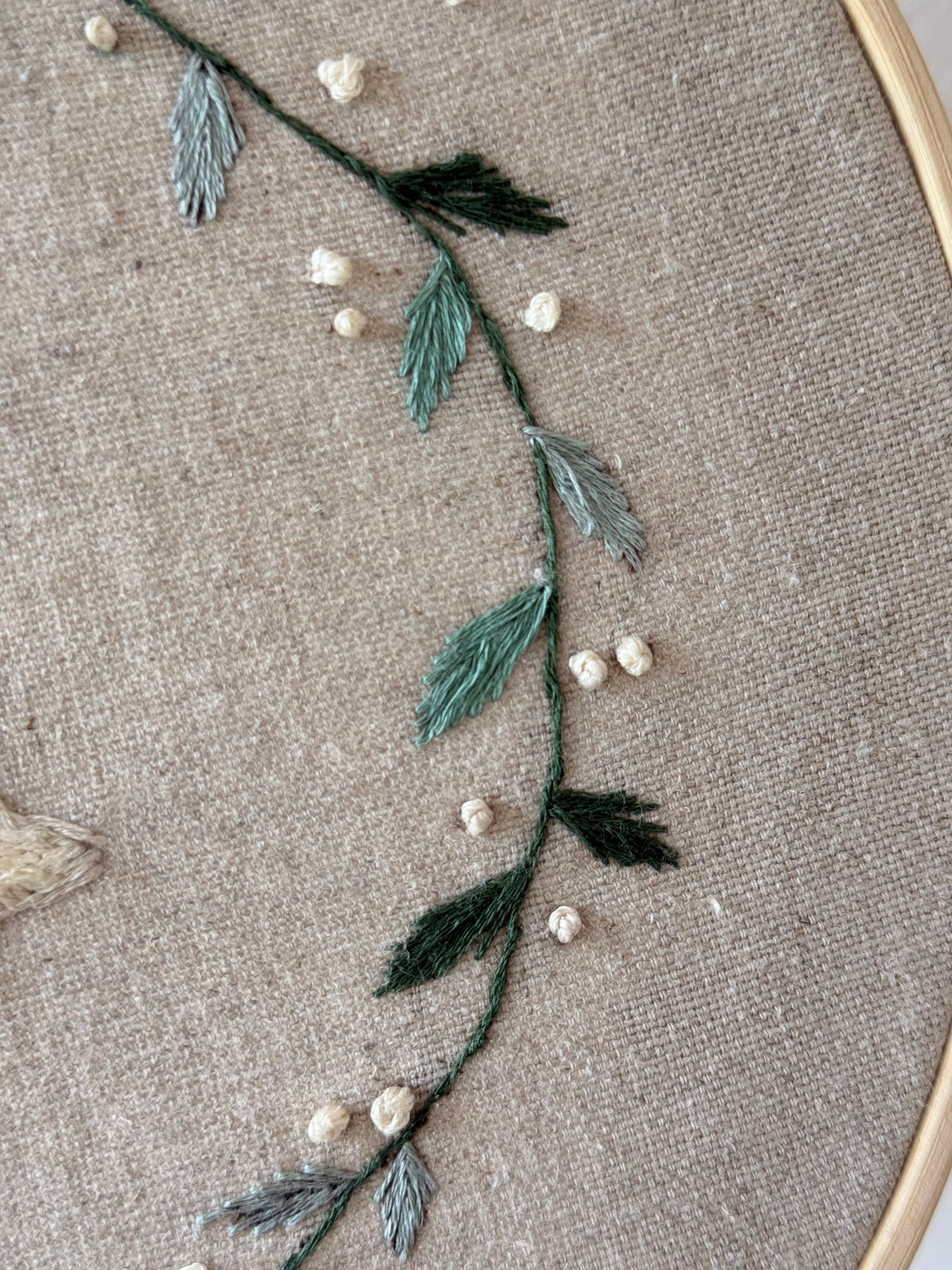 Garden Goose – Hand-Embroidered Hoop Art – 23 cm