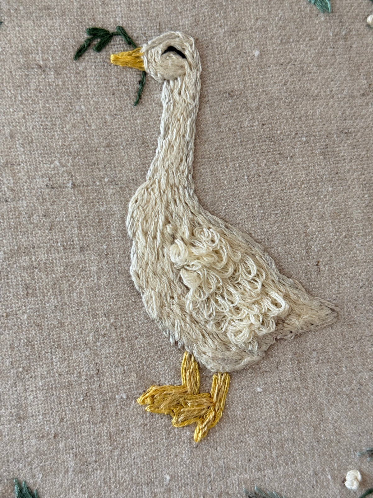 Garden Goose – Hand-Embroidered Hoop Art – 23 cm