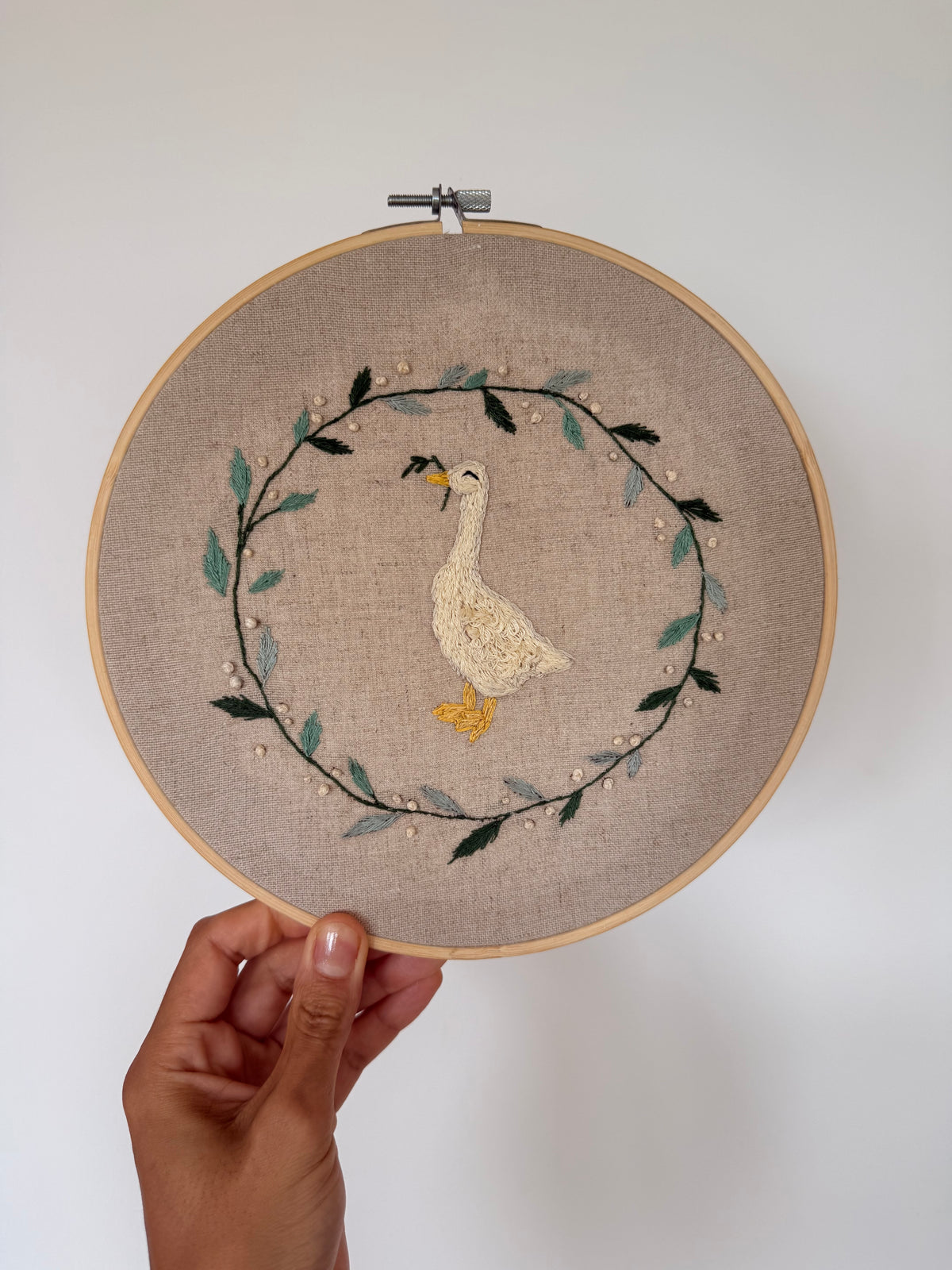 Garden Goose – Hand-Embroidered Hoop Art – 23 cm