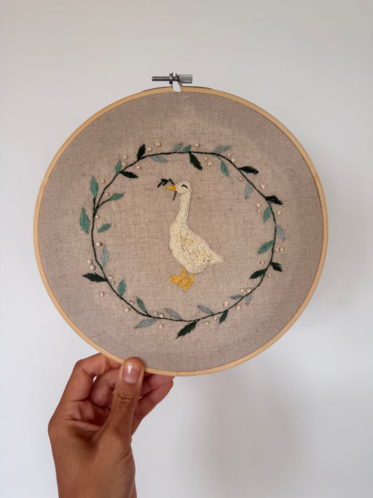 Garden Goose – Hand-Embroidered Hoop Art – 23 cm