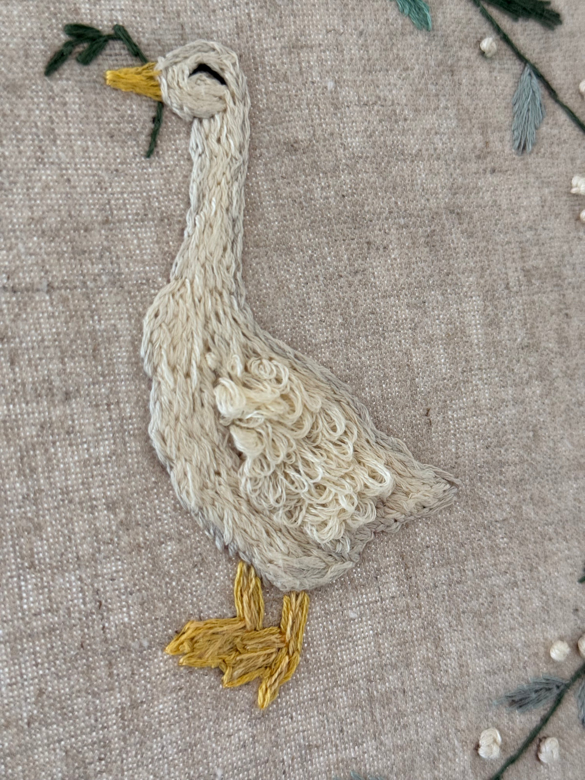Garden Goose – Hand-Embroidered Hoop Art – 23 cm