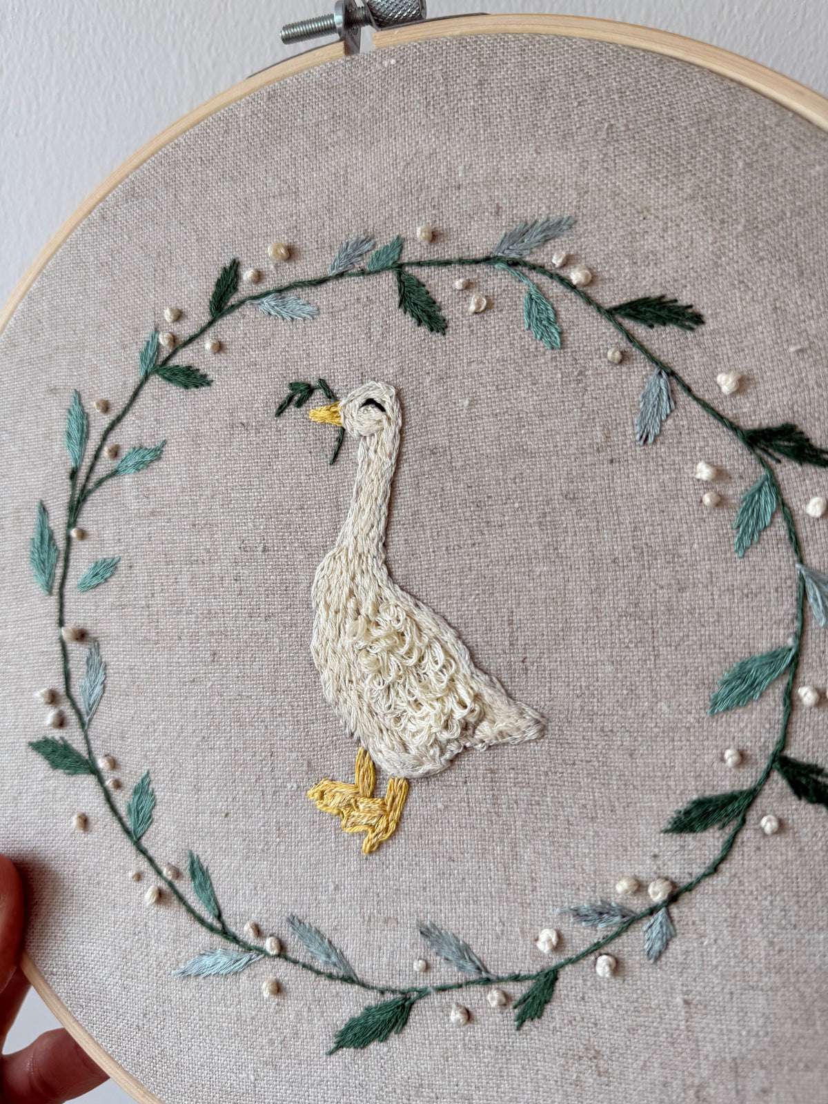 Garden Goose – Hand-Embroidered Hoop Art – 23 cm