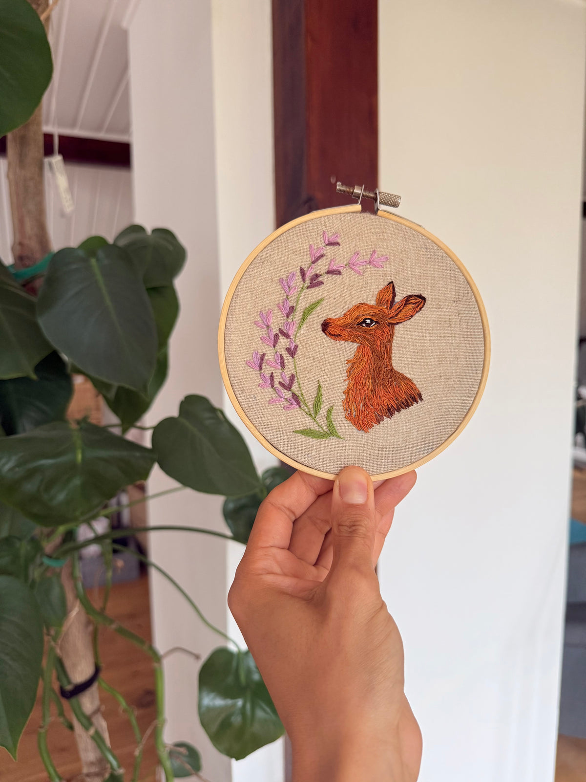 Lavendeer – Hand-Embroidered Deer Hoop Art – 18 cm
